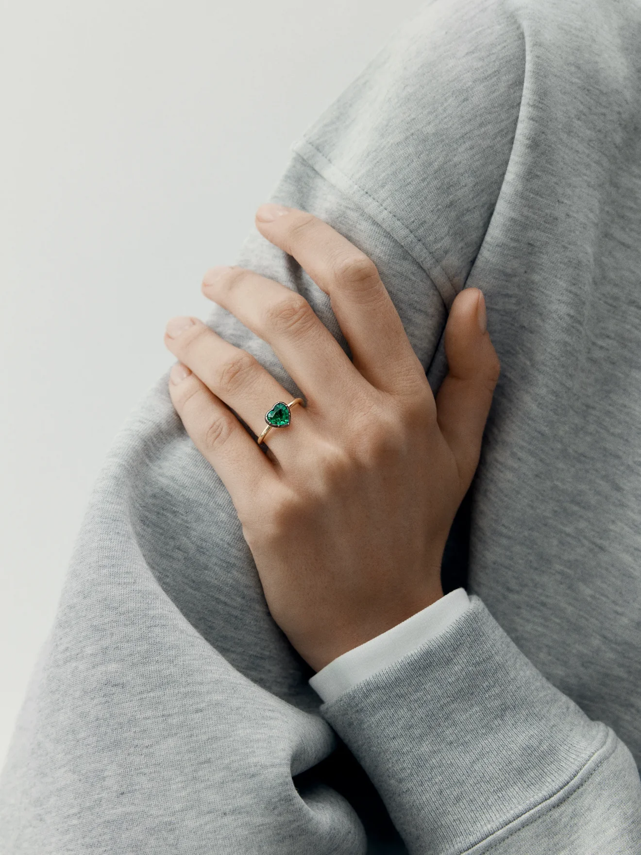 1.34ct Heart-Shaped Emerald Button Back Ring - Image 3
